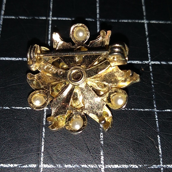 Vintage Coro Flower Brooch, Red & White Rhinestones, Pearls, Gold Toned,… - Picture 6 of 7